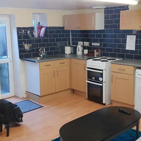 Private Basement Studio Flat With Modern Features Huddersfield Exterior photo