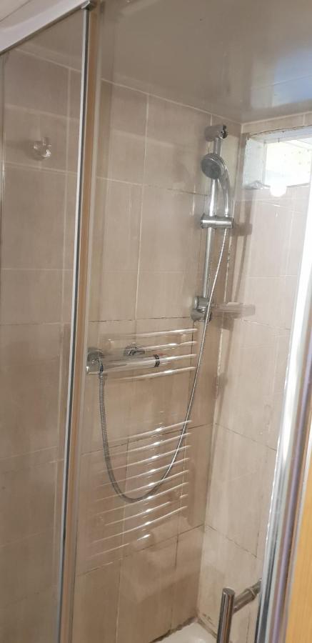 Private Basement Studio Flat With Modern Features Huddersfield Exterior photo