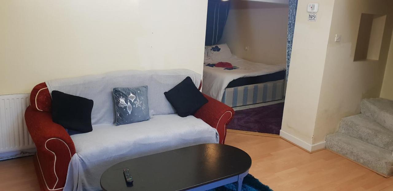 Private Basement Studio Flat With Modern Features Huddersfield Exterior photo