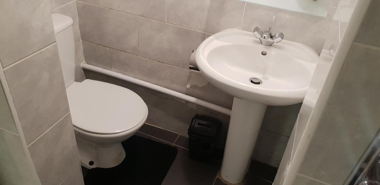 Private Basement Studio Flat With Modern Features Huddersfield Exterior photo