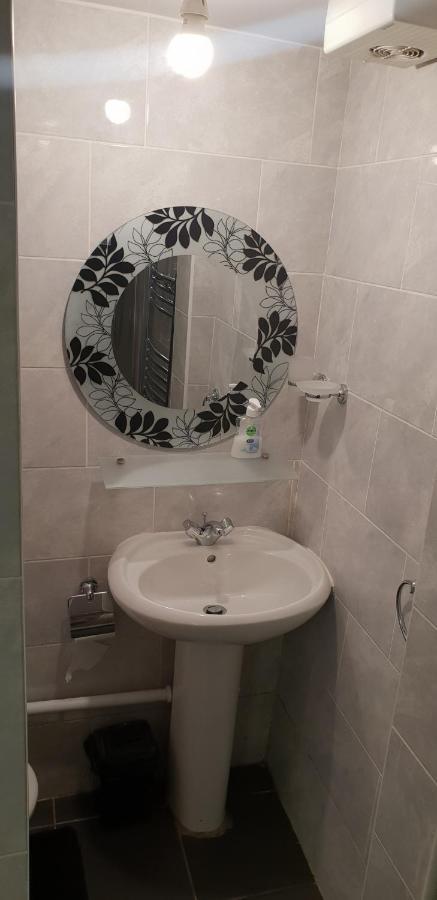 Private Basement Studio Flat With Modern Features Huddersfield Exterior photo