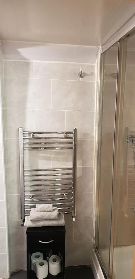 Private Basement Studio Flat With Modern Features Huddersfield Exterior photo