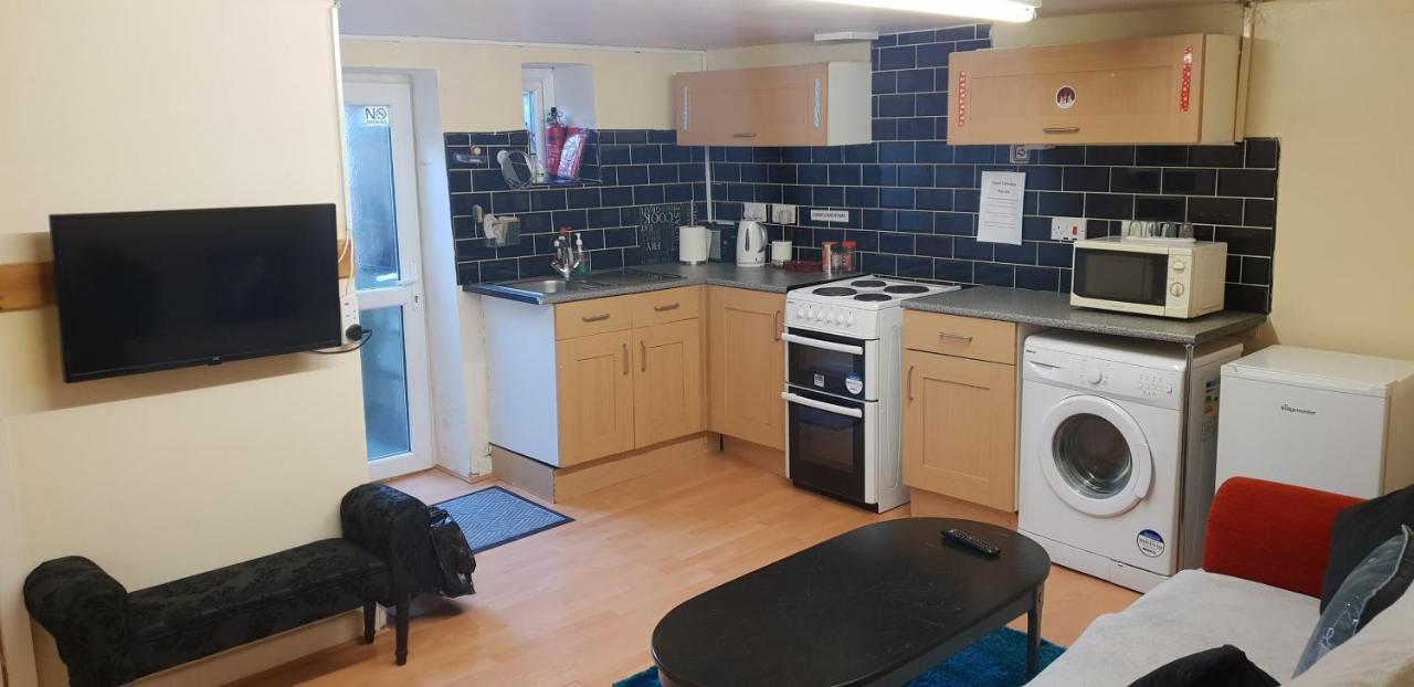 Private Basement Studio Flat With Modern Features Huddersfield Exterior photo
